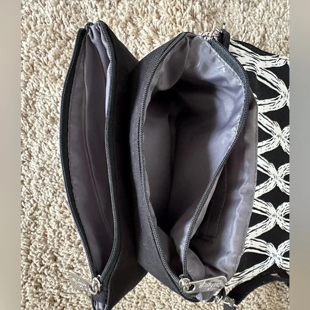 Thirty-One Double Up‎ Crossbody Purse, Black Links Pattern, Black & White. NWOT